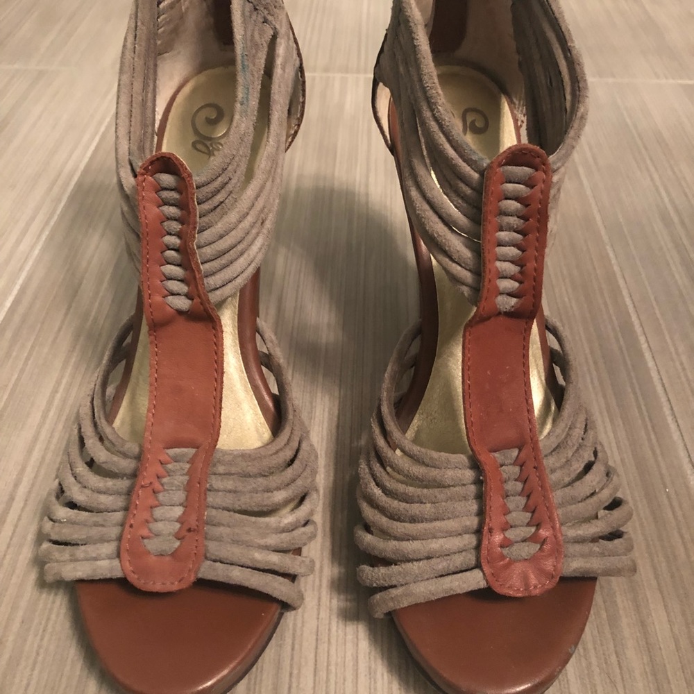 Seychelles Taupe and Brown Heels